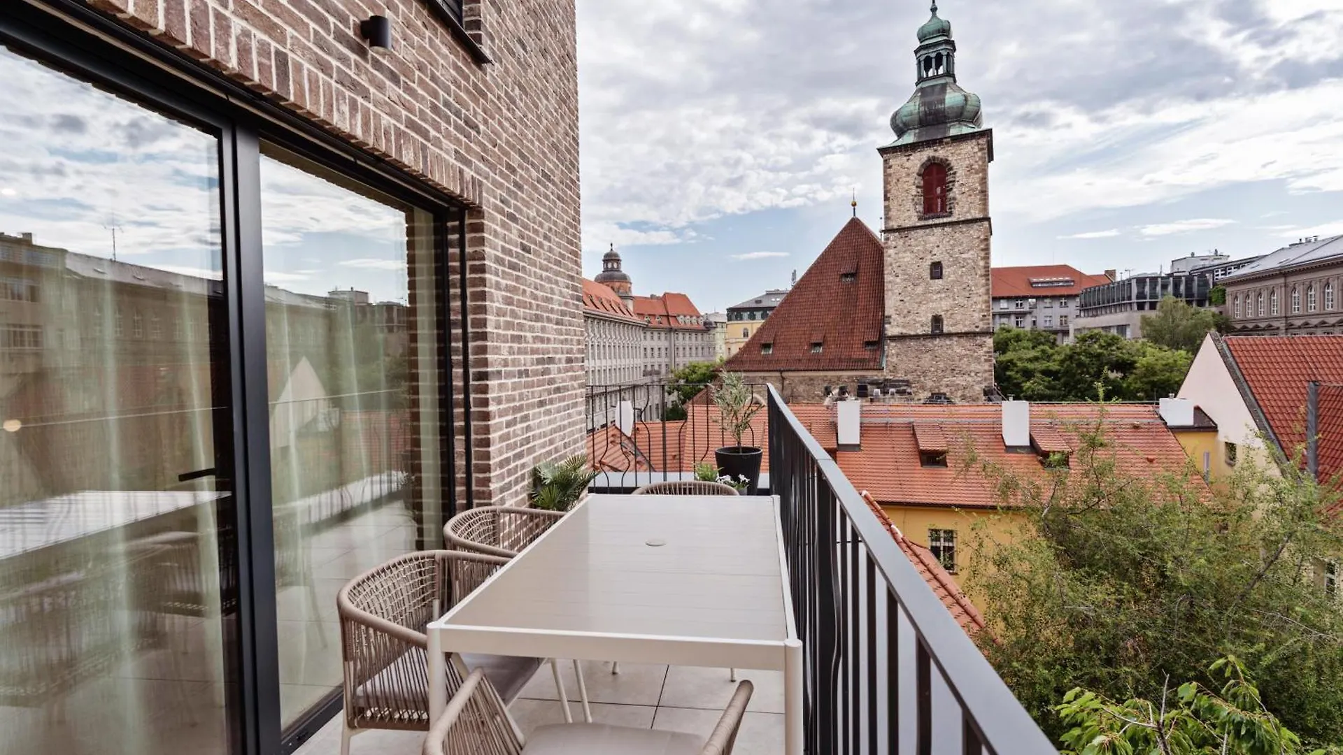 Turnkey I Henry'S Tower Apartments Prague
